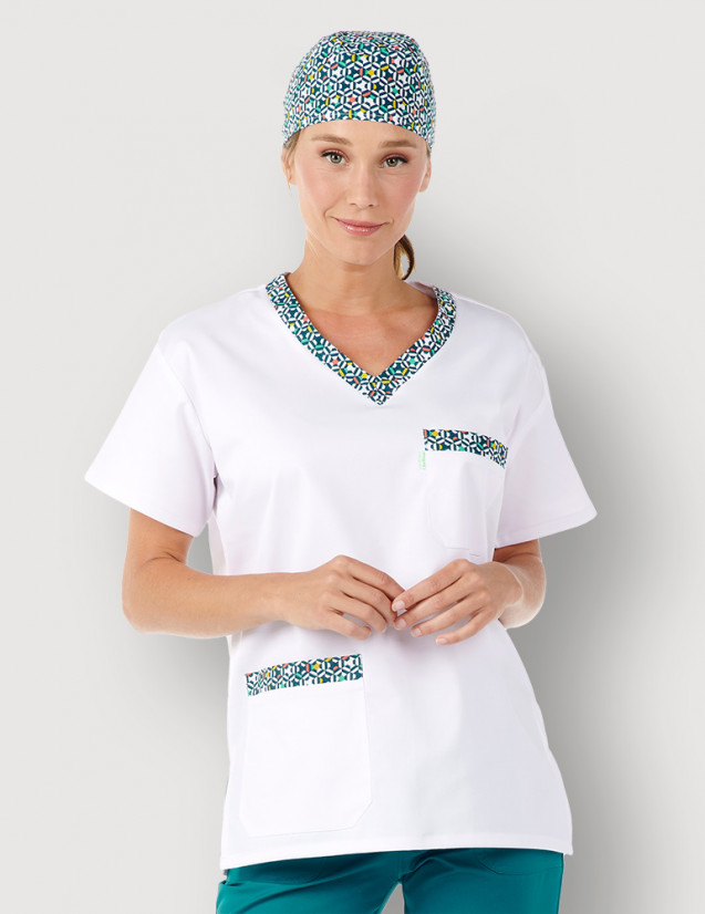 Femme en tunique médicale unisexe Jules couleur blanc + motifs "graphic" by Belissa. Portée avec calot motifs Graphic