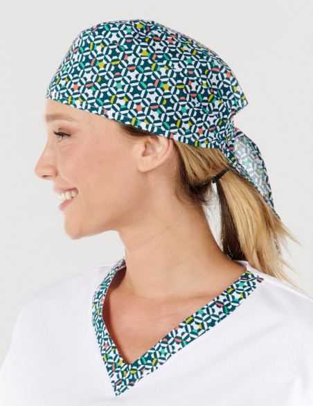 Détail tunique médicale unisexe avec calot chirurgien couleur blanc + motifs "graphic"  by Belissa.