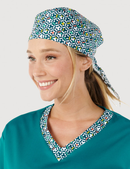 Détail tunique médicale unisexe avec calot chirurgien couleur canard + motifs "graphic"  by Belissa.