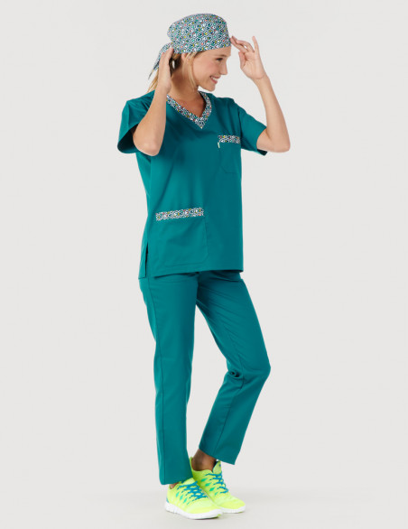 Femme en uniforme médical unisexe couleur canard + motifs "graphic" by Belissa. Portée avec calot motifs Graphic