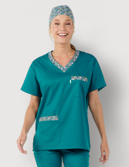Femme en tunique médicale unisexe Jules couleur canard + motifs "graphic" by Belissa. Portée avec calot motifs Graphic