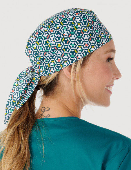 Détail tunique médicale unisexe avec calot chirurgien couleur canard + motifs "graphic"  by Belissa. Vue de profil