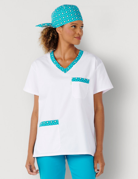 Femme en tunique médicale mixte couleur blanc + motifs "ocean flowers" by Belissa. Portée avec calot motif assorti
