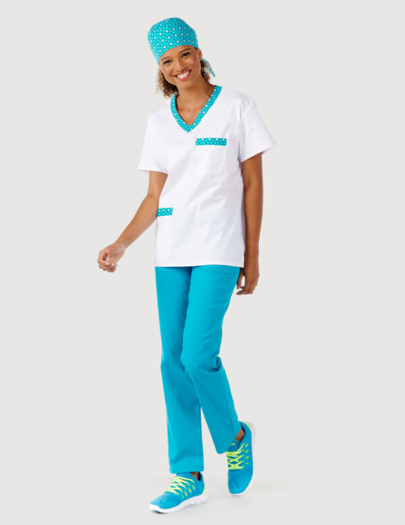 Femme en tunique médicale mixte couleur blanc + motifs "ocean flowers" by Belissa. Portée avec calot pantalon assorti