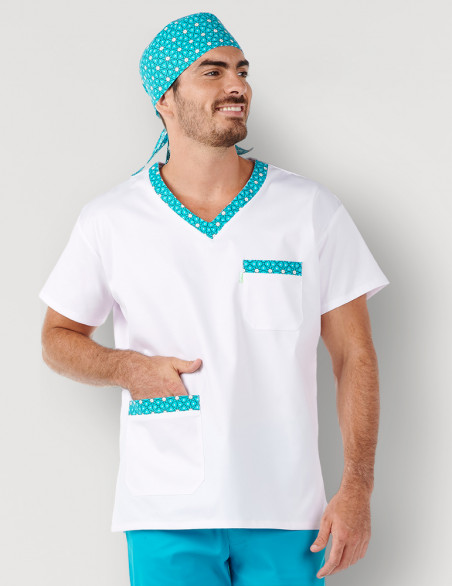 homme en tunique médicale mixte couleur blanc + motifs "ocean flowers" by Belissa. Portée avec calot motifs assortie