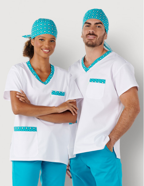 Couple homme et femme en tunique médicale unisexe Jules couleur blanc + motifs "ocean flowers" by Belissa. Vue détail 2
