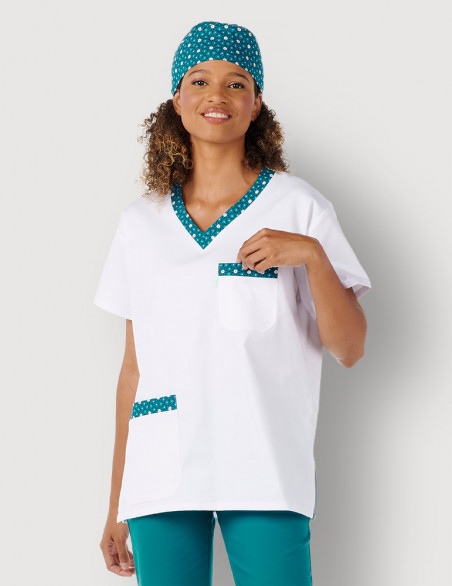 Femme en tunique médicale mixte couleur blanc + motifs "canard flowers" by Belissa. Portée avec calot motif assorti