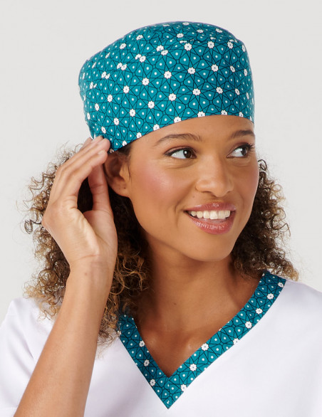 Détail tunique médicale mixte couleur blanc + motifs "canard flowers" by Belissa. Portée par une femme avec calot motifs assorti