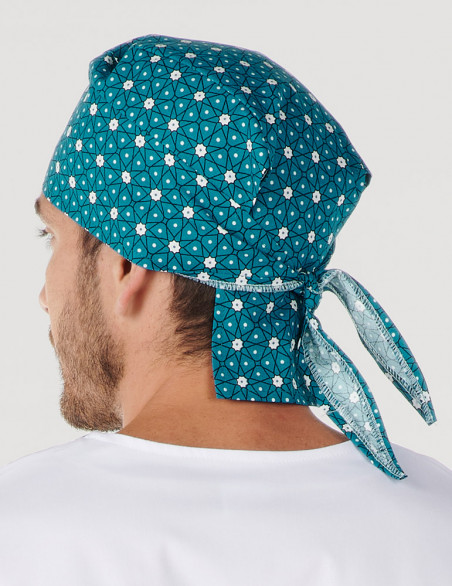 Détail tunique médicale mixte couleur blanc + motifs "canard flowers" by Belissa. Portée par un homme avec calot motifs assorti