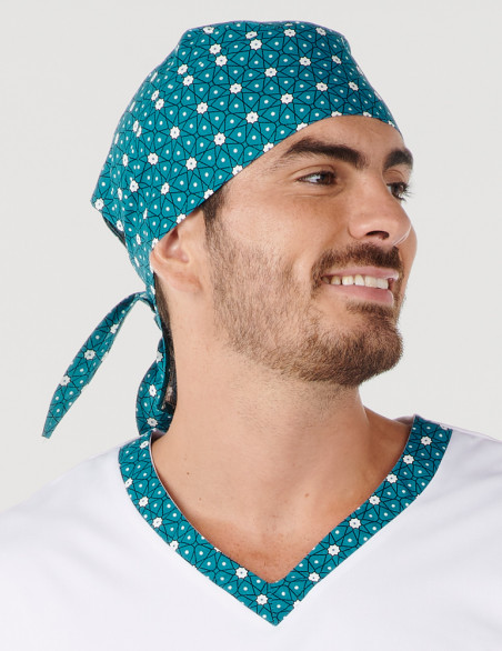 Détail tunique médicale mixte couleur blanc + motifs "canard flowers" by Belissa. Portée par un homme avec calot motifs assorti