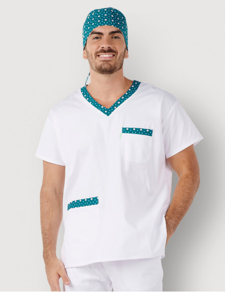 Homme en tunique médicale mixte couleur blanc + motifs "canard flowers" by Belissa. Portée avec calot motifs assortie