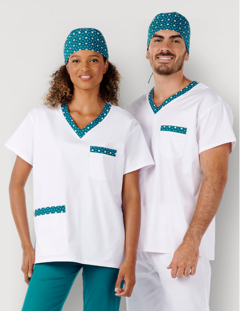 Couple homme et femme en tunique médicale unisexe Jules couleur blanc + motifs "canard flowers" by Belissa. Vue détail 2