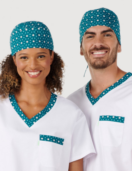 Couple homme et femme en tunique médicale unisexe Jules couleur blanc + motifs "canard flowers" by Belissa. Vue détail