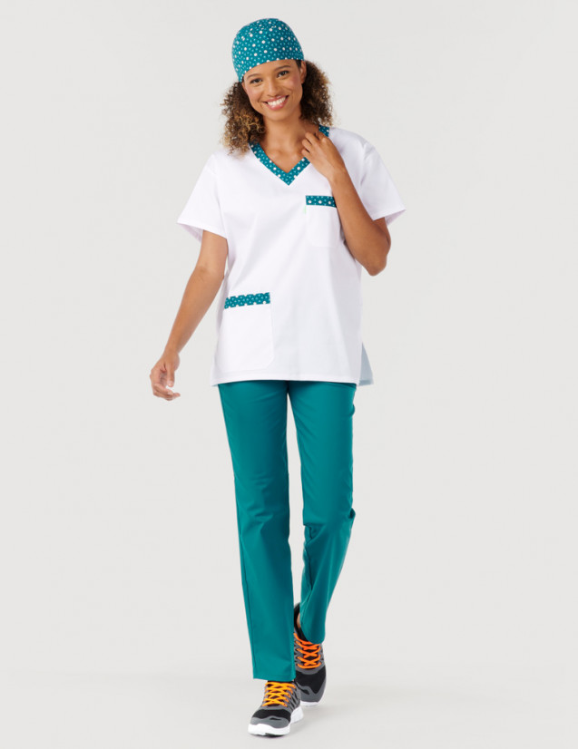 Femme en tunique médicale mixte couleur blanc + motifs "canard flowers" by Belissa. Portée avec calot pantalon assorti Femme en tunique médicale mixte couleur blanc + motifs "canard flowers" by Belissa. Portée avec calot pantalon assorti