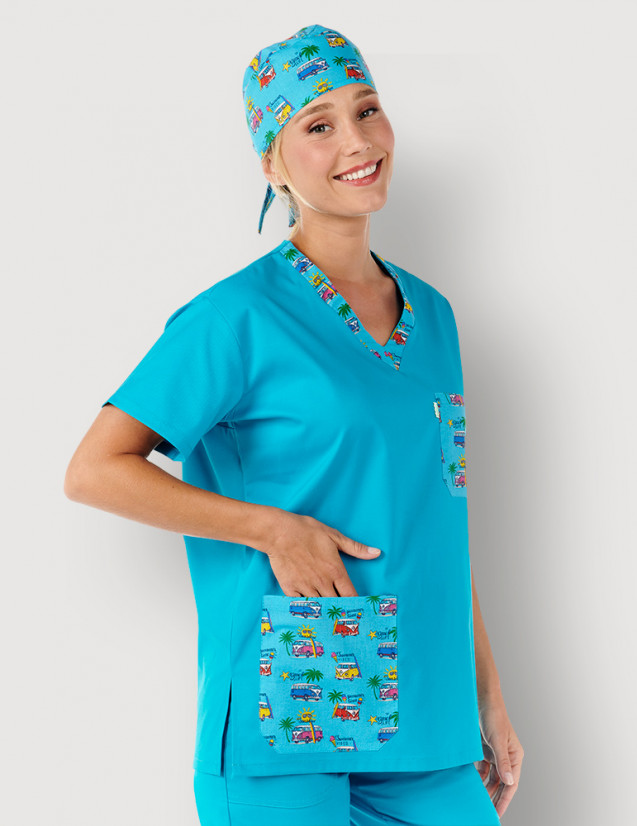 Femme en tunique médicale femme couleur océan + motifs "Summer Vans" by Belissa. Portée avec calot motif assorti