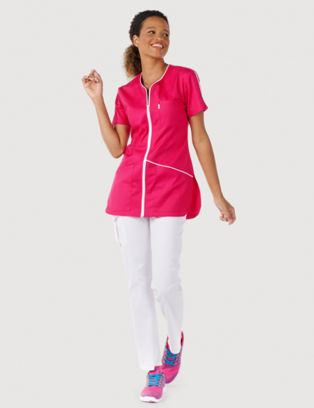 Blouse médicale femme Vic Framboise-Blanc portée avec pantalon médical blanc by Belissa