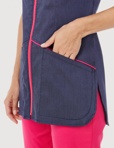 Détail main dans la poche gauche - Blouse médicale femme VIC. Marque Belissa. Jeans et parements couleur framboise