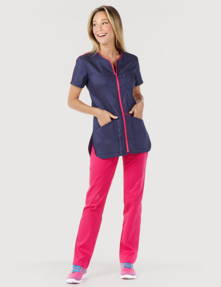 Blouse médicale femme VIC. Marque Belissa. Jeans et parements couleur framboise et pantalon médical framboise