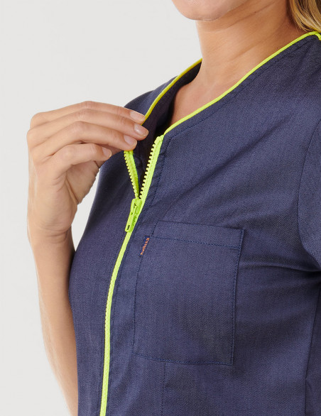 Détail zip blouse médicale femme VIC. Marque Belissa. Jeans et parements couleur anis et pantalon médical anis