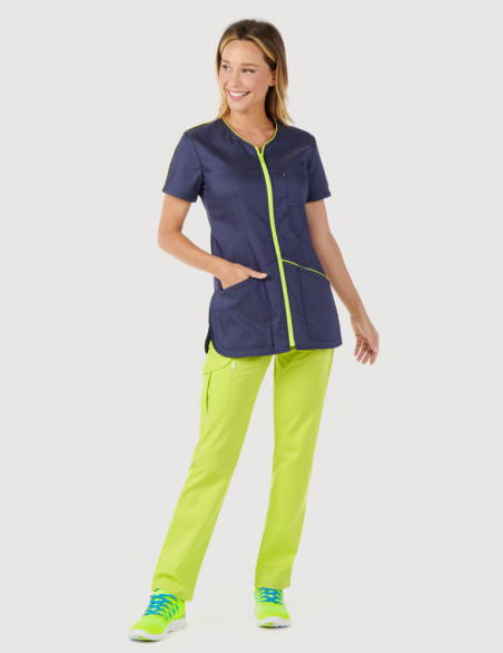 Blouse médicale femme VIC. Marque Belissa. Jeans et parements couleur anis et pantalon médical anis