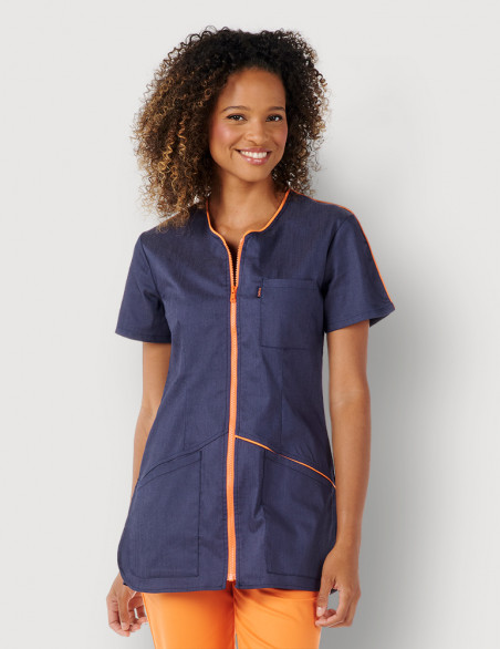 Blouse médicale femme VIC. Marque Belissa. Jeans et parements couleur Abricot et pantalon médical Abricot