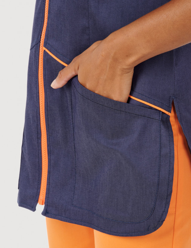 Détail main dans la poche gauche - Blouse médicale femme VIC. Marque Belissa. Jeans et parements couleur Abricot Détail main dans la poche gauche - Blouse médicale femme VIC. Marque Belissa. Jeans et parements couleur Abricot