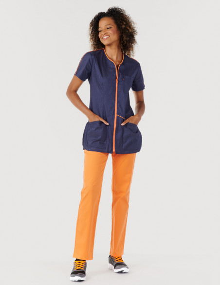 Blouse médicale femme VIC. Marque Belissa. Jeans et parements couleur Abricot et pantalon médical Abricot