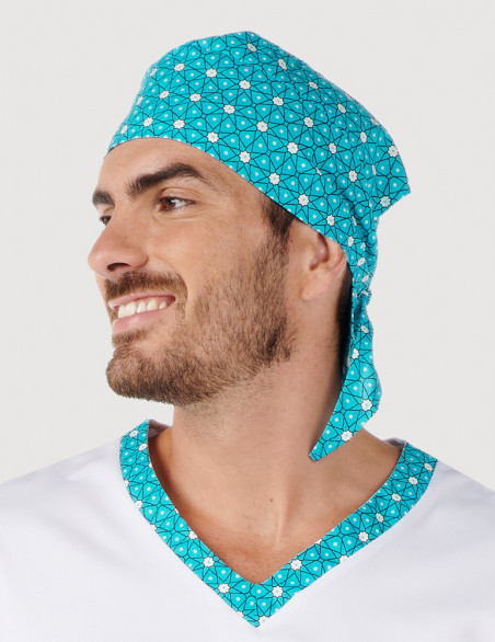 Homme avec calot chirurgien motif "ocean flowers". Marque Belissa. Bandana chirurgien