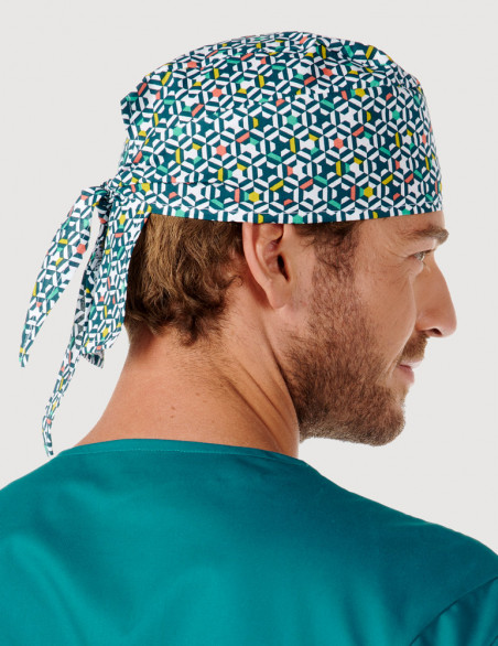 Homme avec calot chirurgien motif "Graphic". Marque Belissa. Bandana chirurgien vue de profil