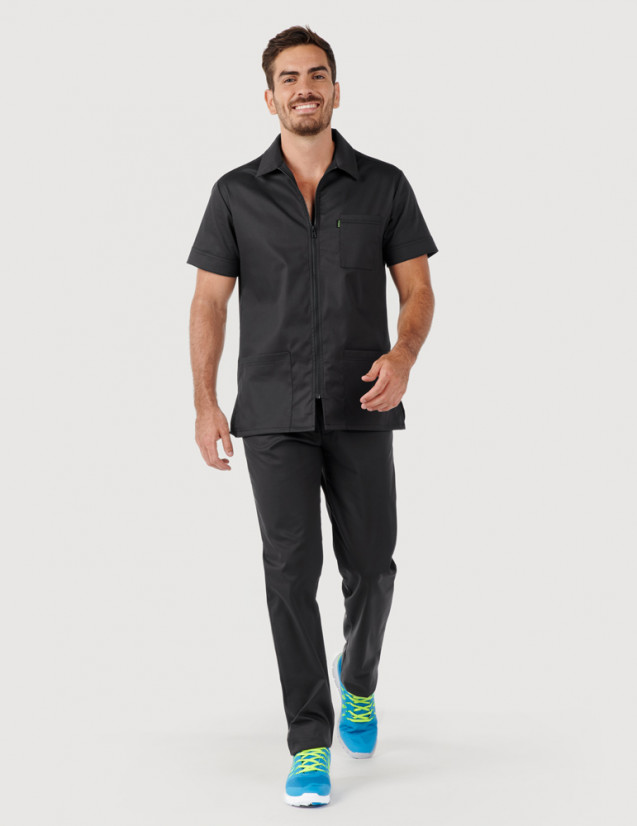 Homme en blouse médicale et pantalon couleur ardoise. Marque Belissa. Manches courtes, fermeture zip, col chemise. Homme en blouse médicale et pantalon couleur ardoise. Marque Belissa. Manches courtes, fermeture zip, col chemise.