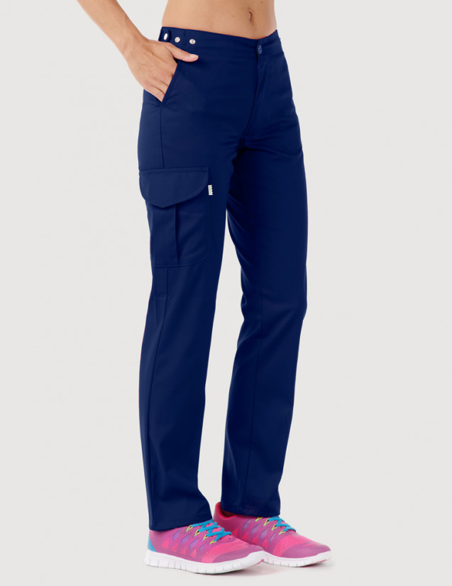 Pantalon médical femme Axel by Belissa, couleur bleu marine, vue de face, poche treillis sur jambe droite porté avec sneakers