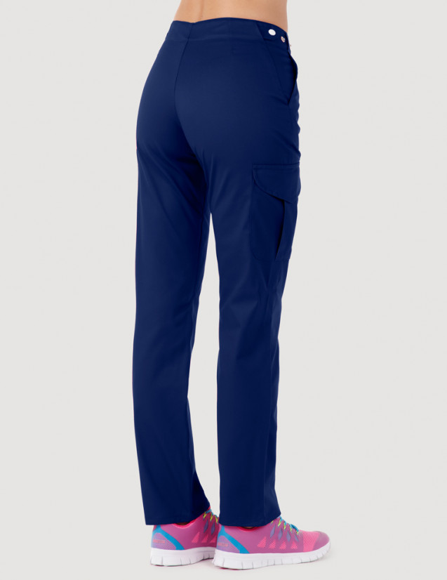 Pantalon médical femme Axel by Belissa, couleur bleu marine vue de dos, poche treillis sur jambe droite porté avec sneakers