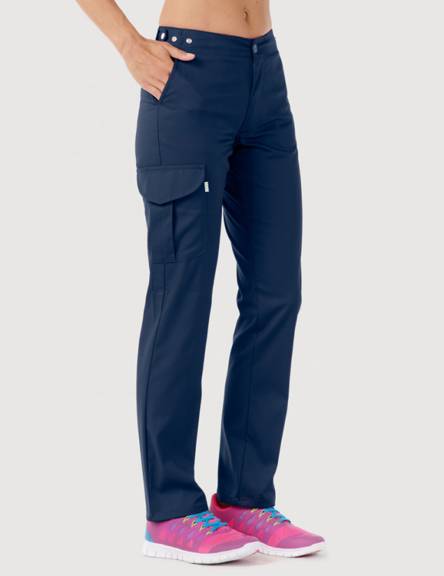 Pantalon médical femme Axel by Belissa, jeans, vue de face, poche treillis sur jambe droite porté avec sneakers