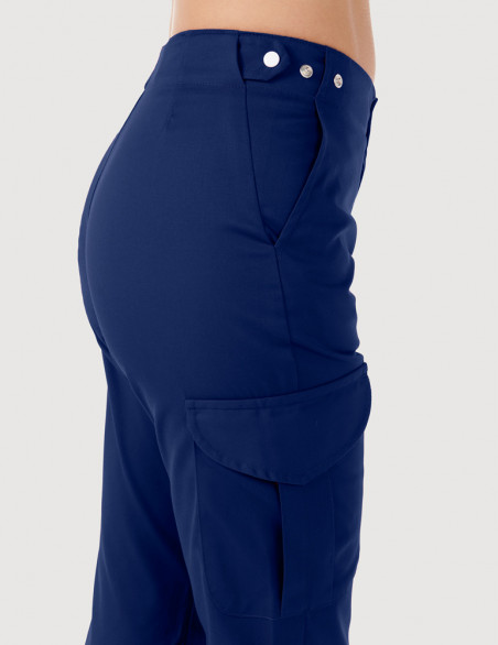 Détail taille pantalon médical femme Axel by Belissa, couleur bleu marine - Pattes de réglage pressionnées, poche treillis