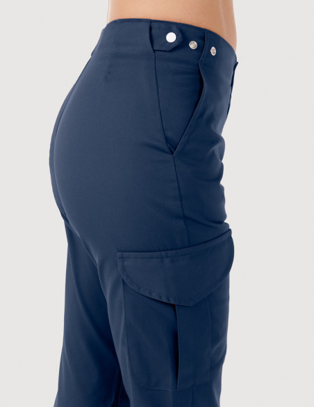 Détail taille pantalon médical femme Axel by Belissa, jeans - Pattes de réglage pressionnées, poche treillis