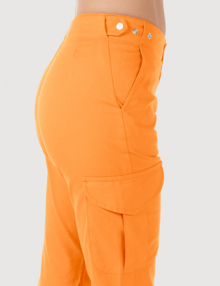 Détail taille pantalon médical femme Axel by Belissa, couleur abricot - Pattes de réglage pressionnées, poche treillis