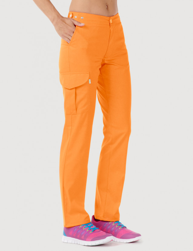 Pantalon médical femme Axel by Belissa, couleur abricot, vue de face, poche treillis sur jambe droite porté avec sneakers