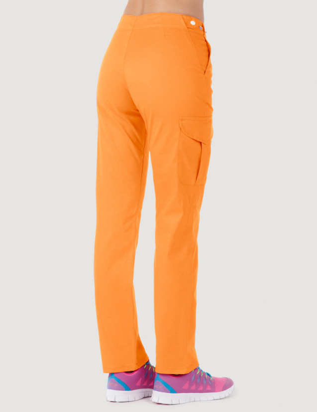 Pantalon médical femme Axel by Belissa, couleur abricot vue de dos, poche treillis sur jambe droite porté avec sneakers Pantalon médical femme Axel by Belissa, couleur abricot vue de dos, poche treillis sur jambe droite porté avec sneakers