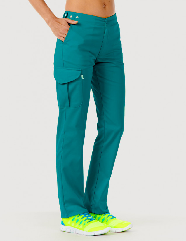 Pantalon médical femme Axel by Belissa, couleur bleu océan vue de face, poche treillis sur jambe droite porté avec sneakers