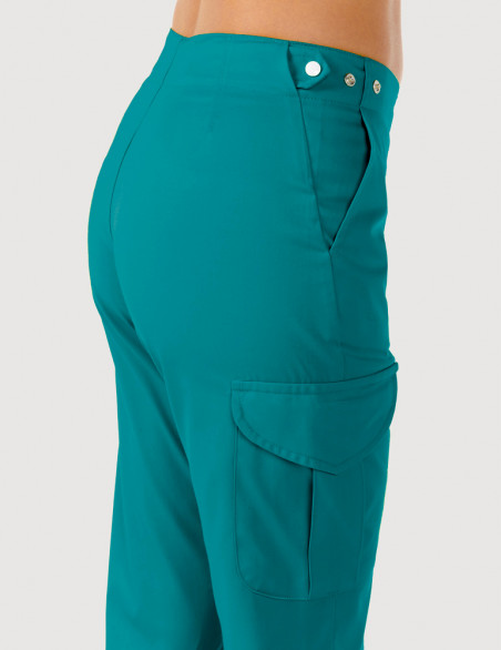 Détail taille pantalon médical femme Axel by Belissa, couleur bleu canard - Pattes de réglage pressionnées, poche treillis