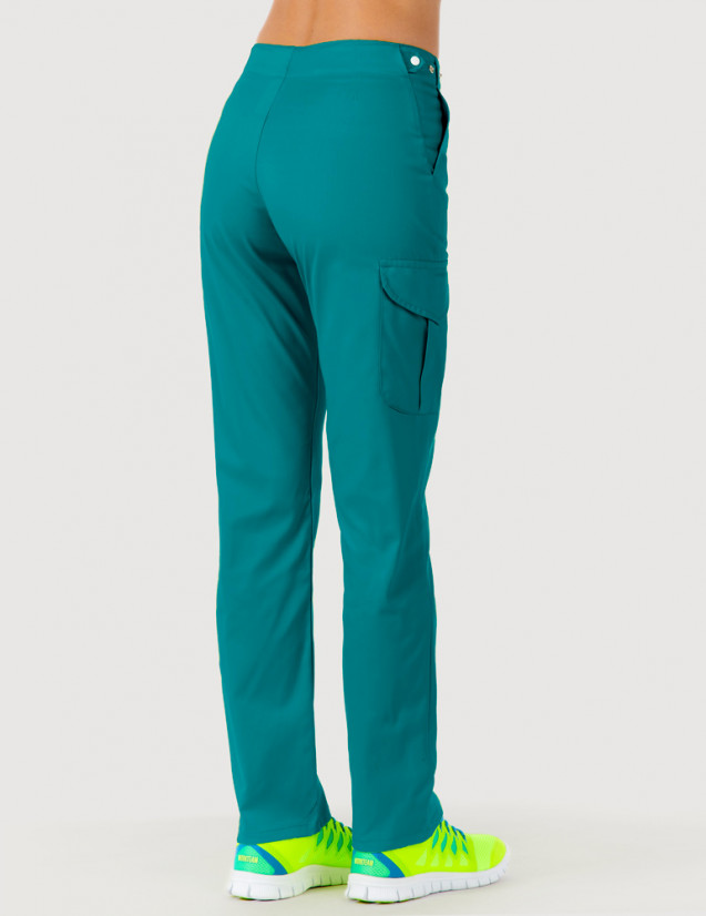 Pantalon médical femme Axel by Belissa, couleur bleu canard vue de dos, poche treillis sur jambe droite porté avec sneakers