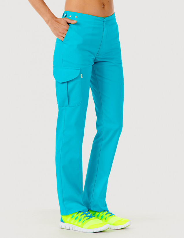 Pantalon médical femme Axel by Belissa, couleur bleu océan, vue de face, poche treillis sur jambe droite porté avec sneakers