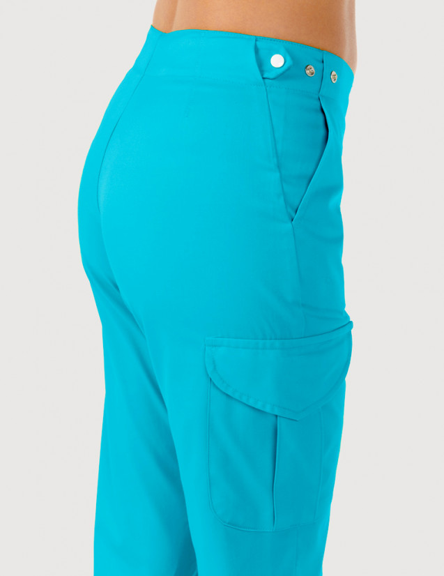 Détail taille pantalon médical femme Axel by Belissa, couleur bleu océan - Pattes de réglage pressionnées, poche treillis Détail taille pantalon médical femme Axel by Belissa, couleur bleu océan - Pattes de réglage pressionnées, poche treillis