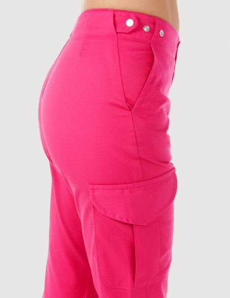 Détail taille pantalon médical femme Axel by Belissa, couleur framboise - Pattes de réglage pressionnées, poche treillis