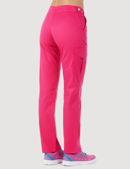 Pantalon médical femme Axel by Belissa, couleur framboise vue de dos, poche treillis sur jambe droite porté avec sneakers