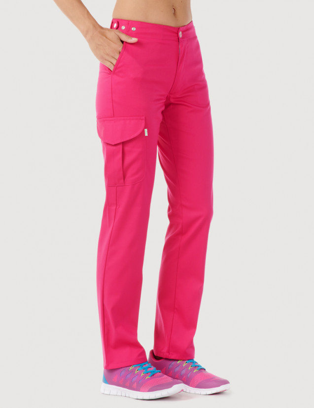 Pantalon médical femme Axel by Belissa, couleur framboise, vue de face, poche treillis sur jambe droite