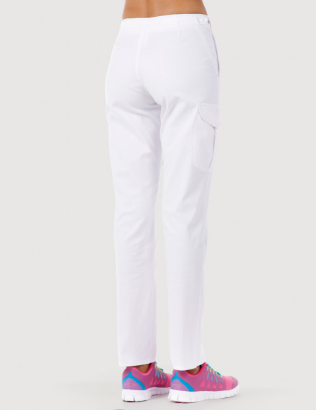 Pantalon médical femme Axel by Belissa, couleur blanc vue de dos, poche treillis sur jambe droite porté avec sneakers framboise