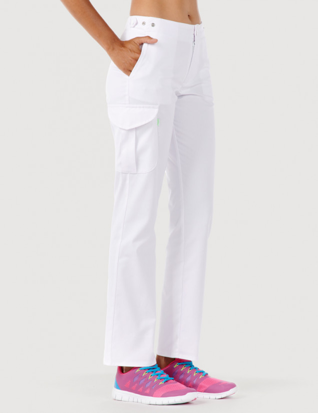 Pantalon médical femme Axel by Belissa, couleur blanc vue de face, poche treillis sur jambe droite porté avec sneakers framboise