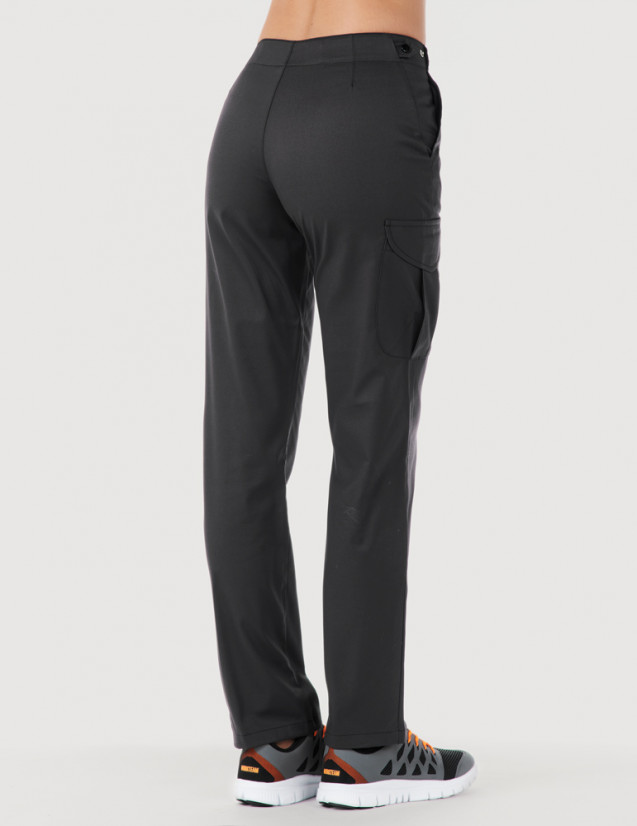 Pantalon médical femme Axel by Belissa, couleurardoise vue de dos, poche treillis sur jambe droite porté avec sneakers