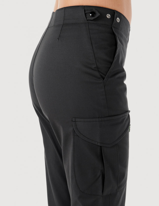 Détail taille pantalon médical femme Axel by Belissa, couleur ardoise - Pattes de réglage pressionnées, poche treillis